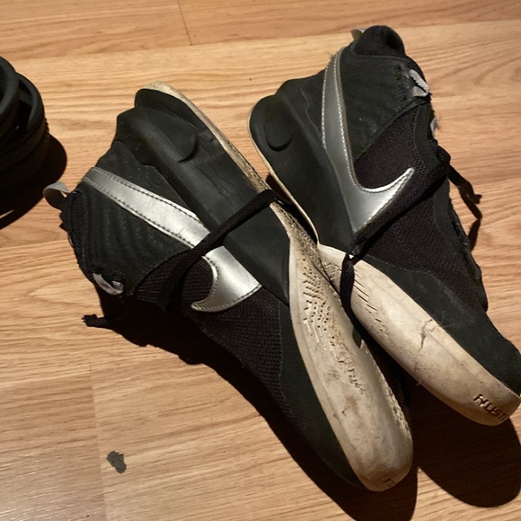 Black Nike Basketball shoes - Picture 2 of 2